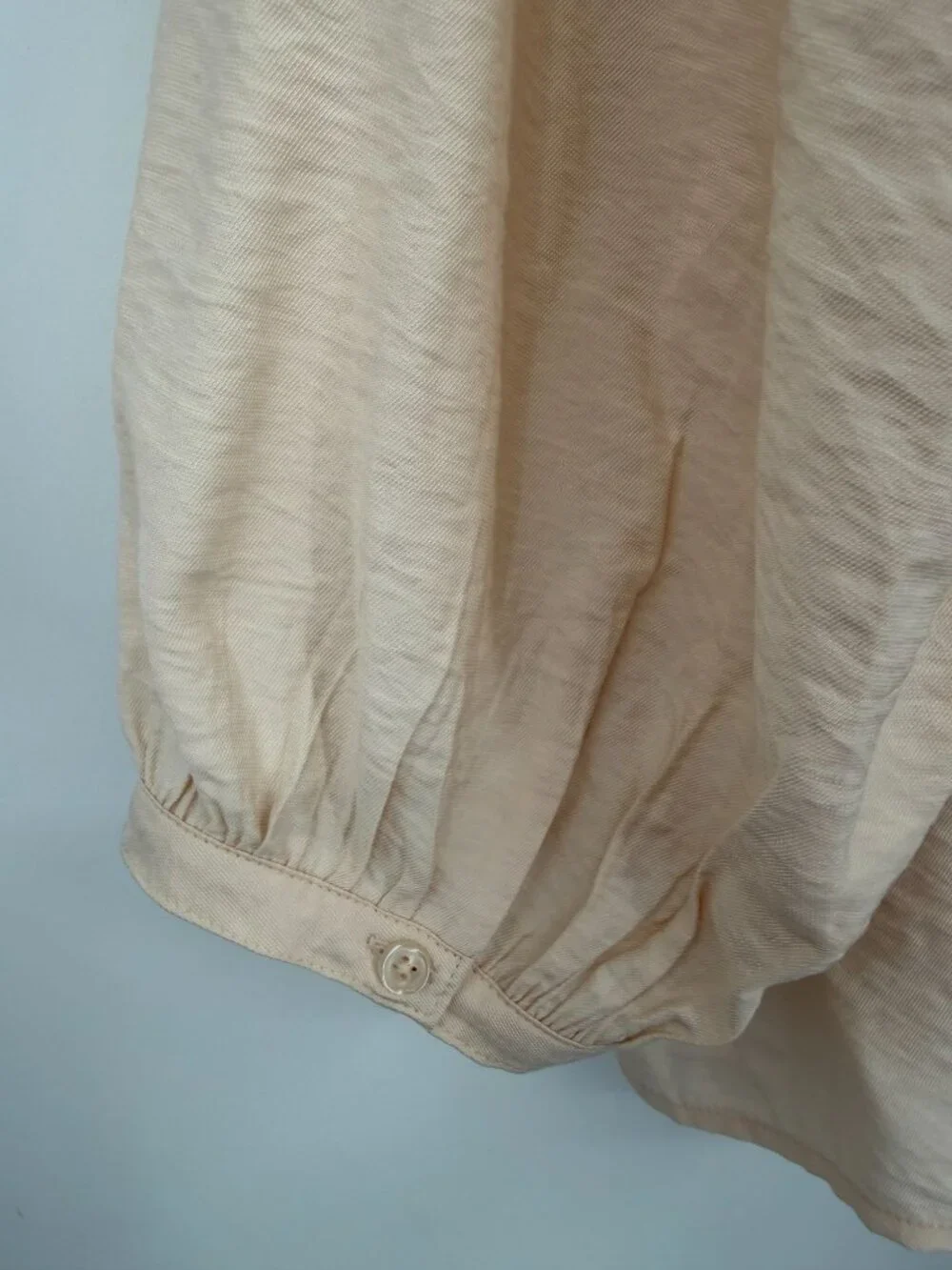 Banana Republic Nude Button Up Blouse Women’s Large Puff Sleeves Collared Silky